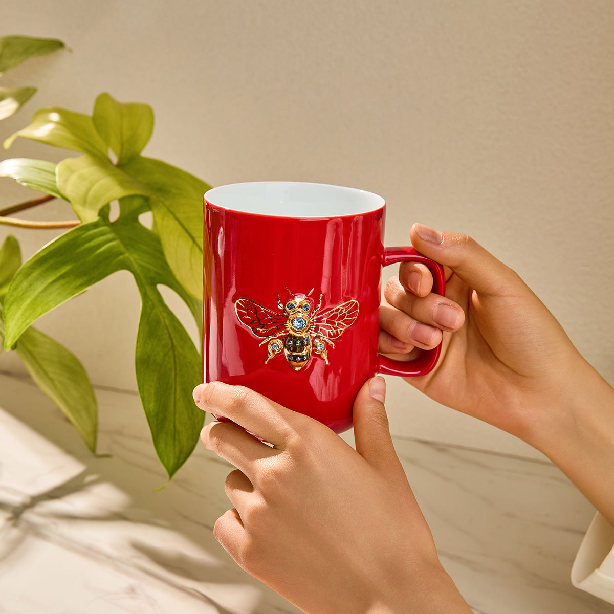 Queen Bee Crystal Tea Mug with Lid